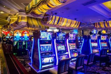 Antarmuka meja Lightning Baccarat di wario dengan kartu dealer dan area taruhan